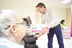 Entrega Hugo y DIF apoyo alimentario