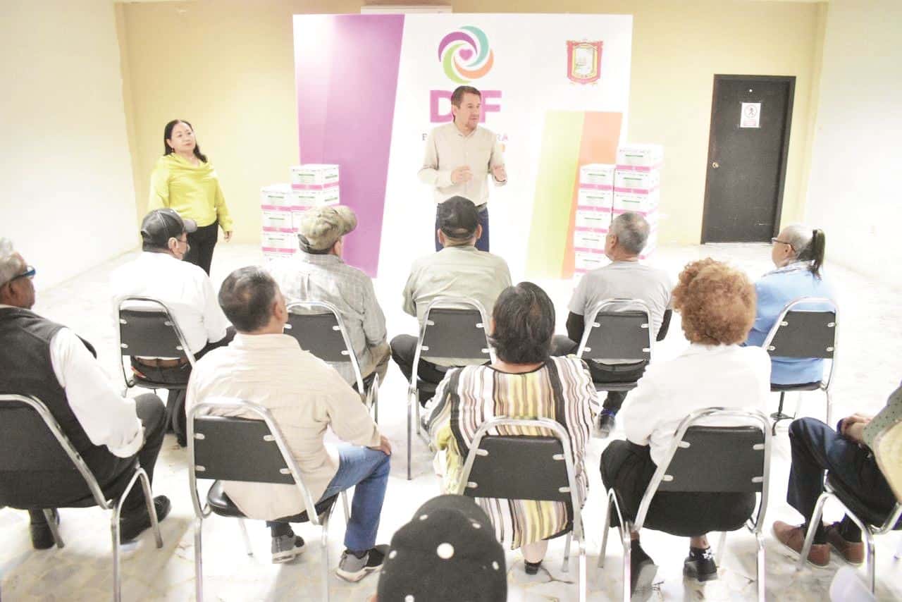 Entrega Hugo y DIF apoyo alimentario