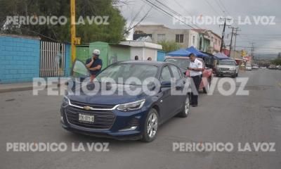 Le pega a auto al llegar a bordo