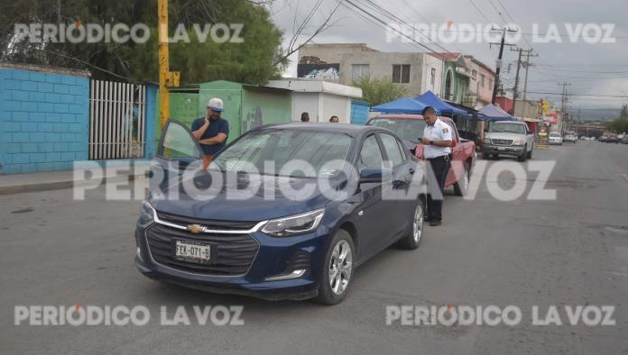 Le pega a auto al llegar a bordo