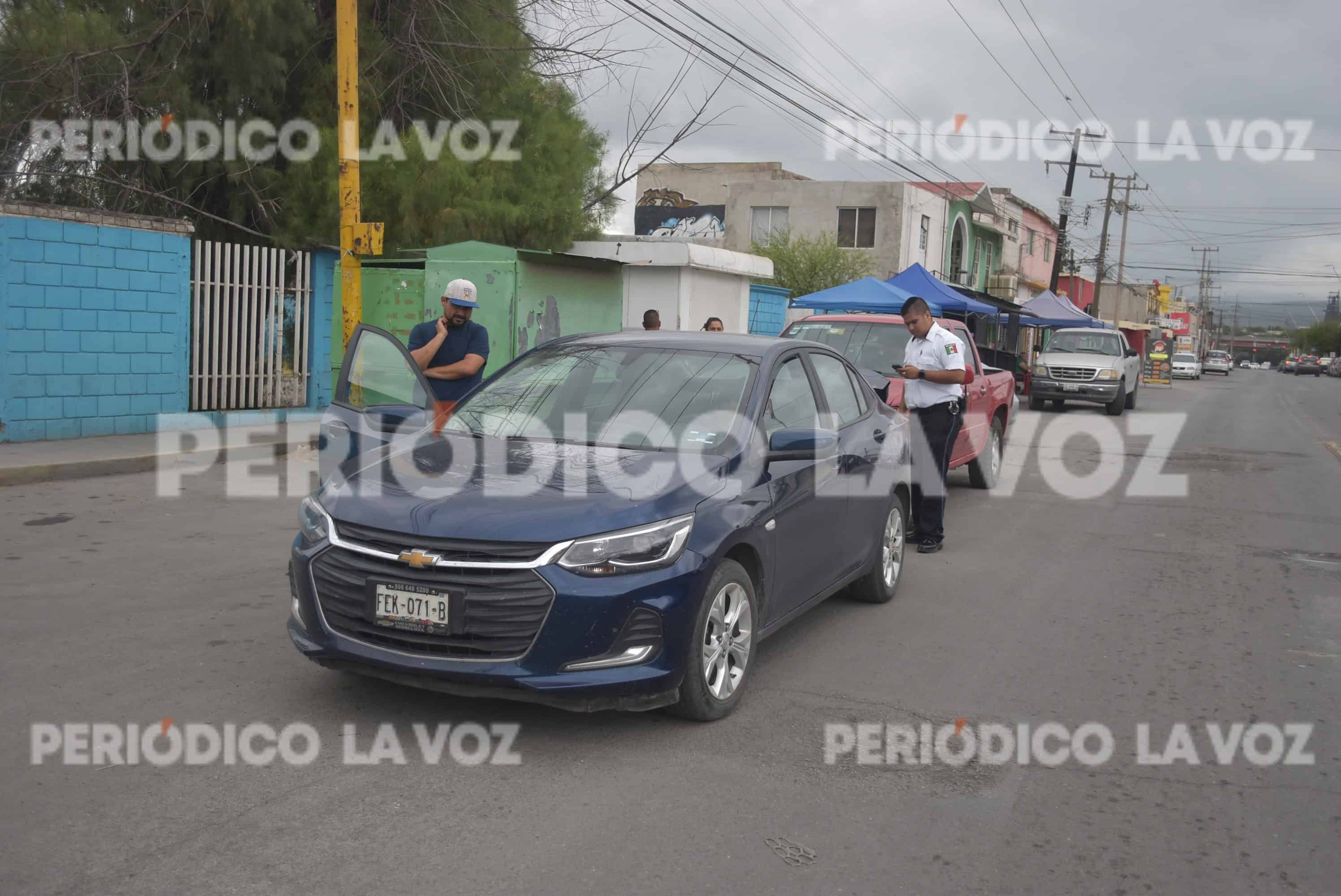 Le pega a auto al llegar a bordo