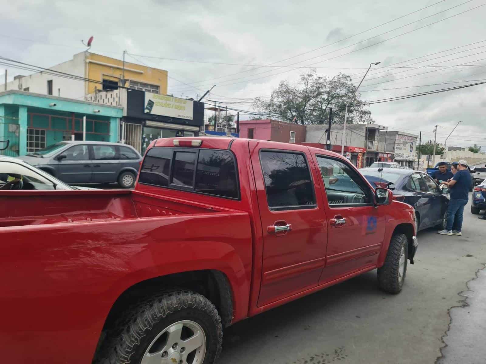 Le pega a auto al llegar a bordo