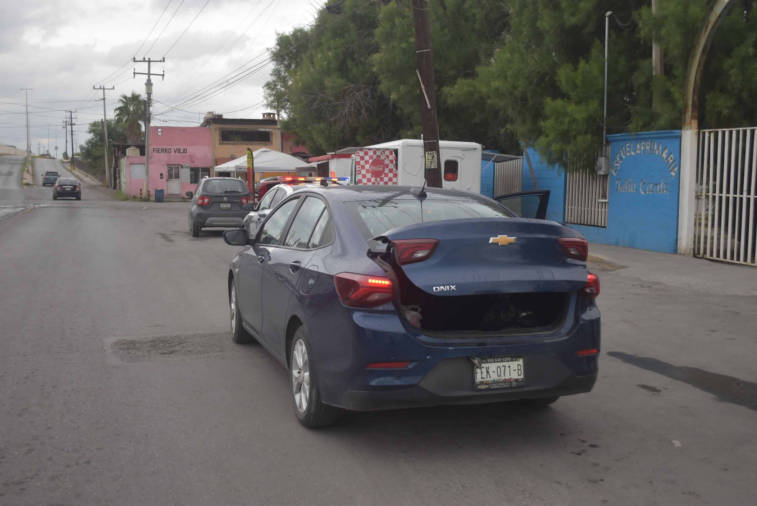 Le pega a auto al llegar a bordo