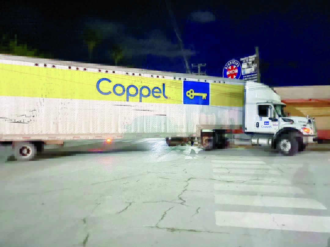 Tumba tráiler poste y cables