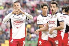 Chivas vence a Pachuca y da la cara tras abandono de Gago