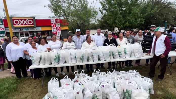 Entrega PRI calzado y despensas a necesitados