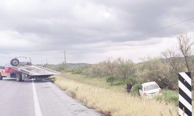 Termina su auto entre la maleza