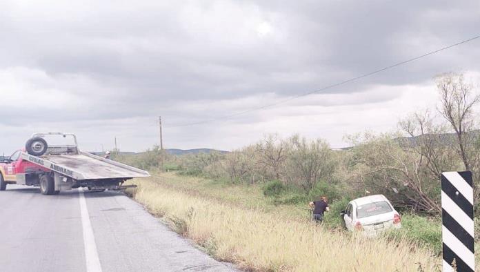 Termina su auto entre la maleza