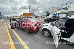 ´Arremanga´ auto por no guardar distancia 