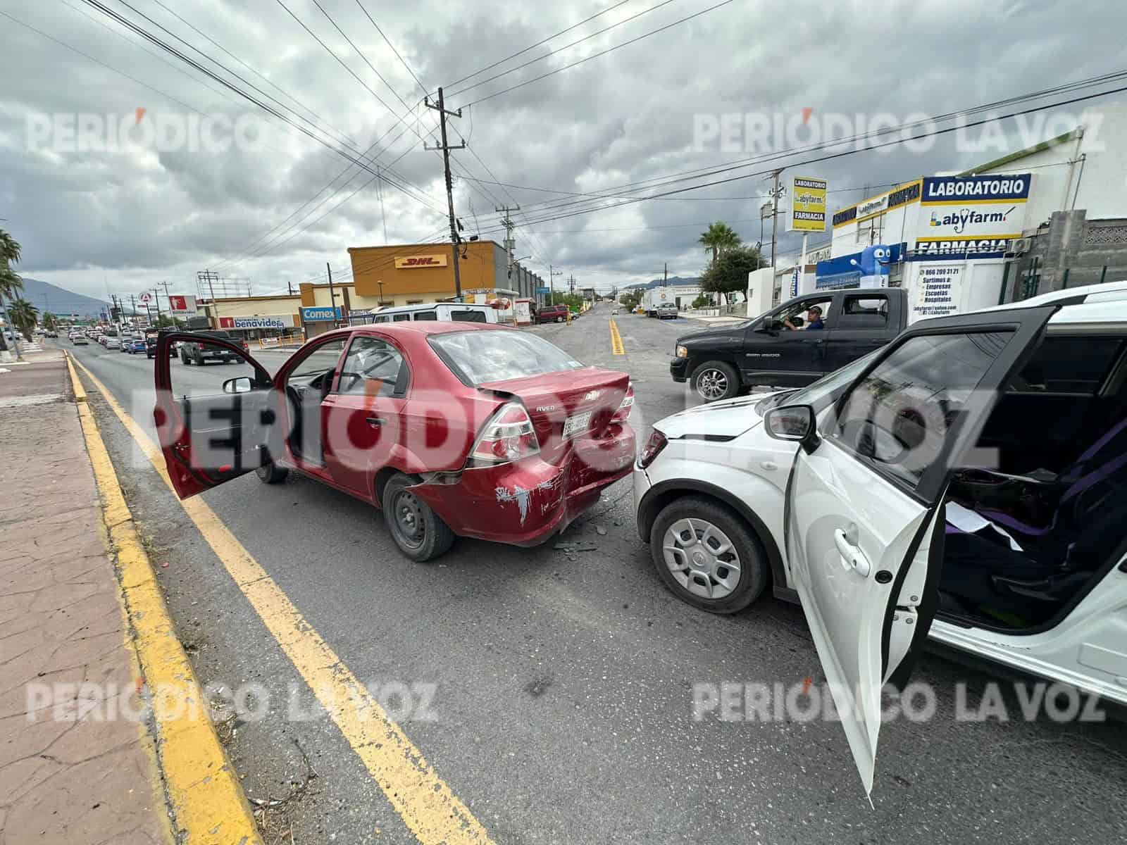 Ambos vehículos quedaron con serios daños.