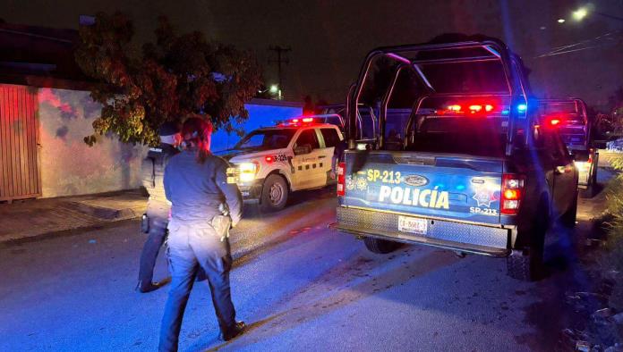 Reciben ladrones a balazos a policías