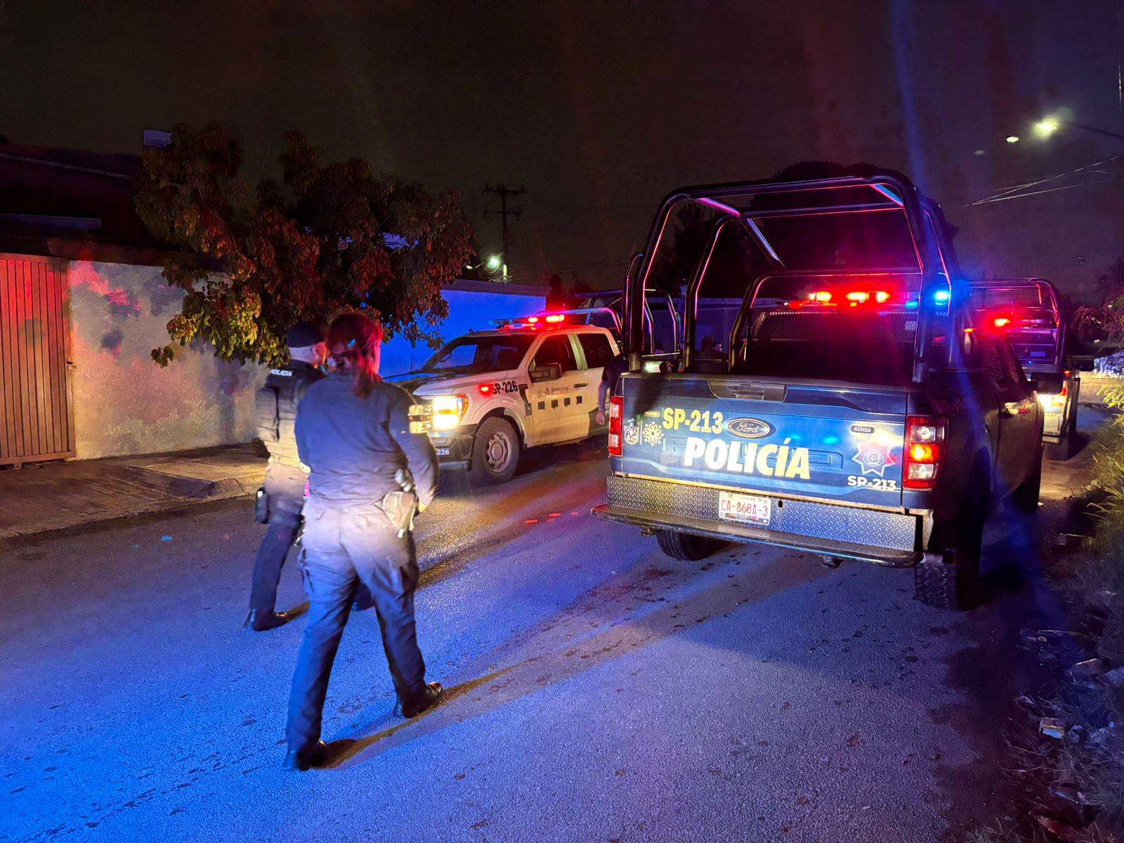 Reciben ladrones a balazos a policías
