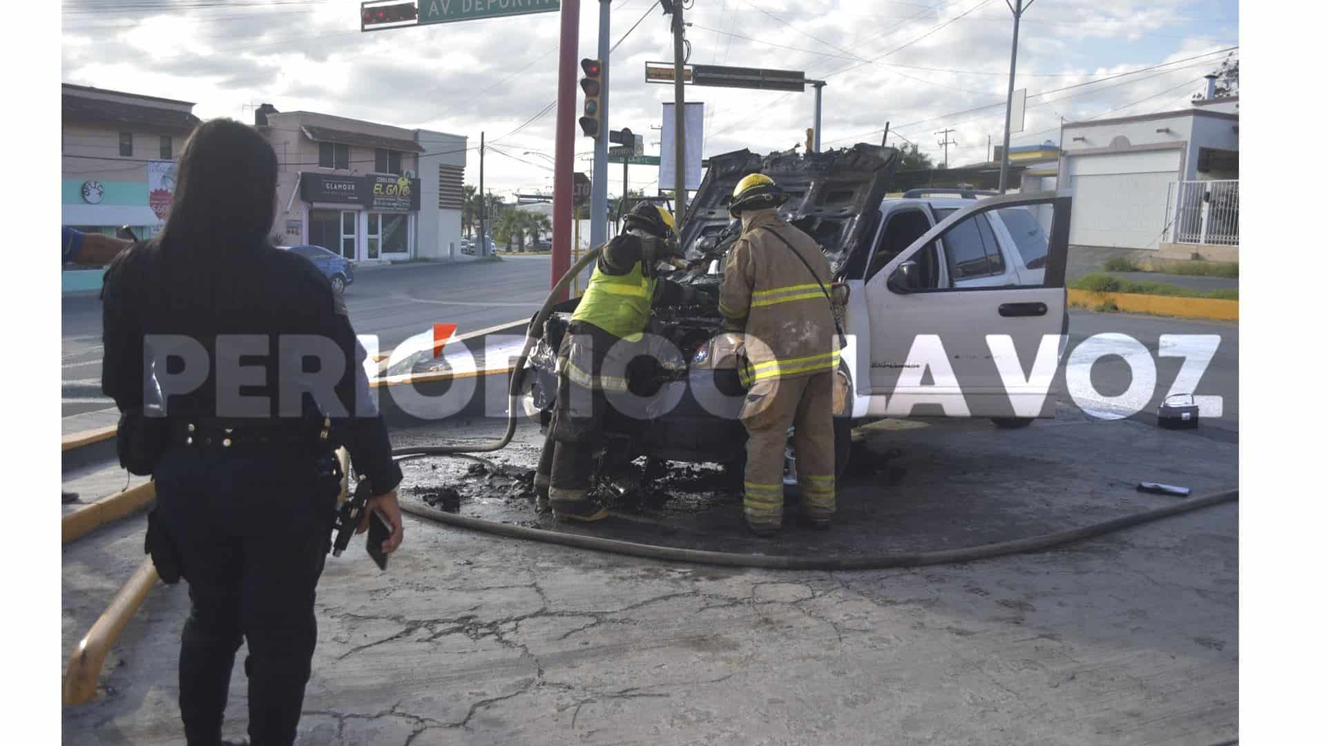 Se le quema troca a mecánico en estacionamiento de tienda