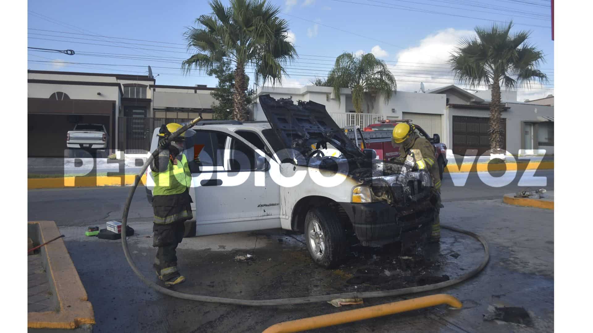 Se le quema troca a mecánico en estacionamiento de tienda