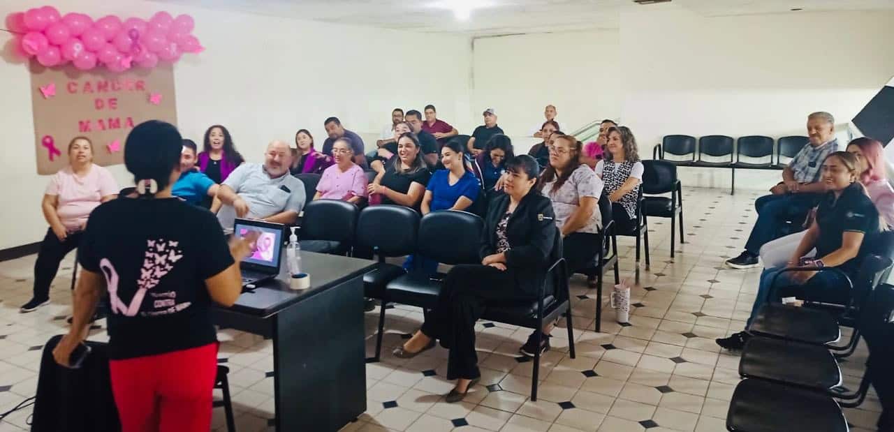 Personal del sector salud realiza pláticas sobre la prevención del cáncer de mama.