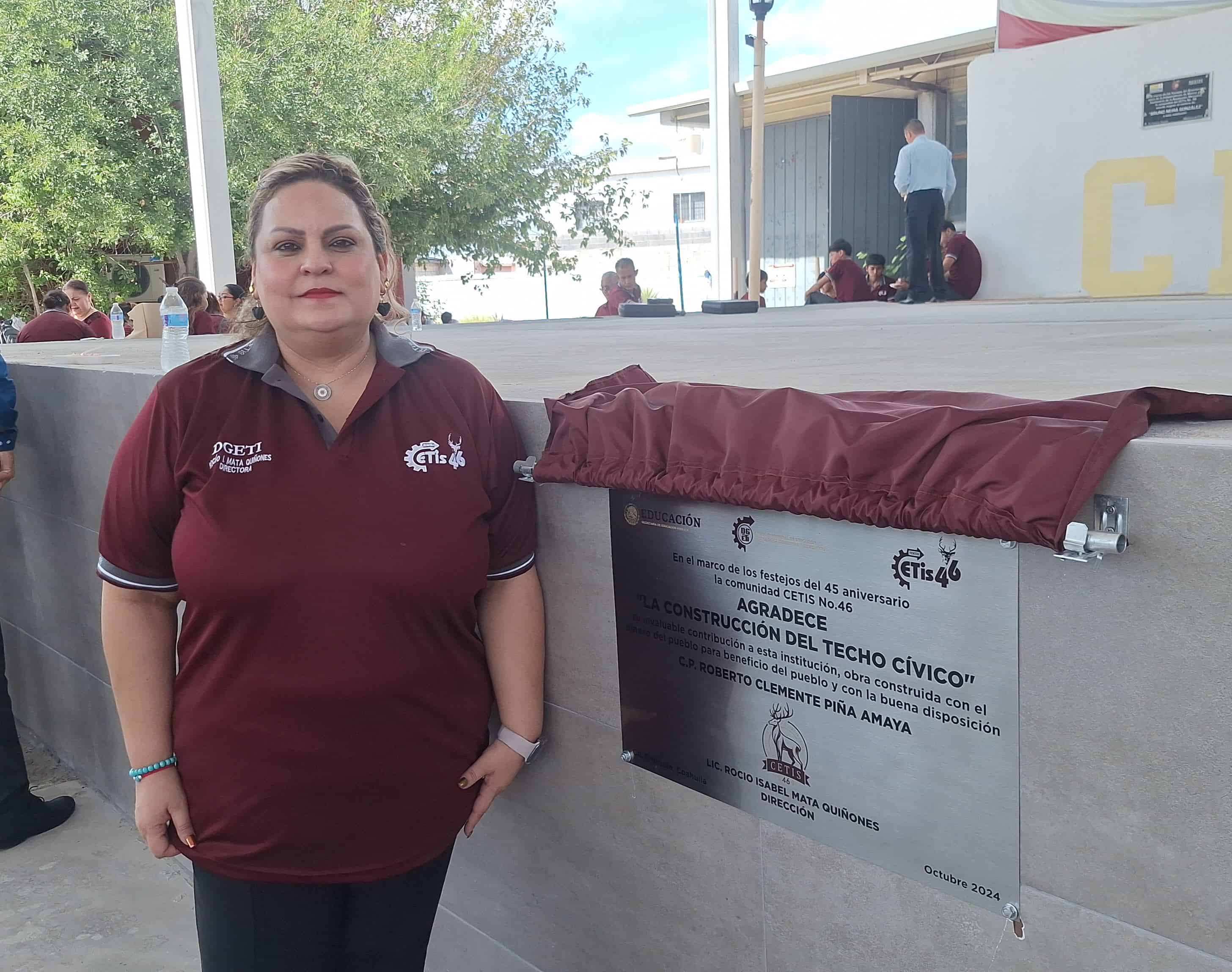 Rocío Mata Quiñones; directora del CETIS 46.