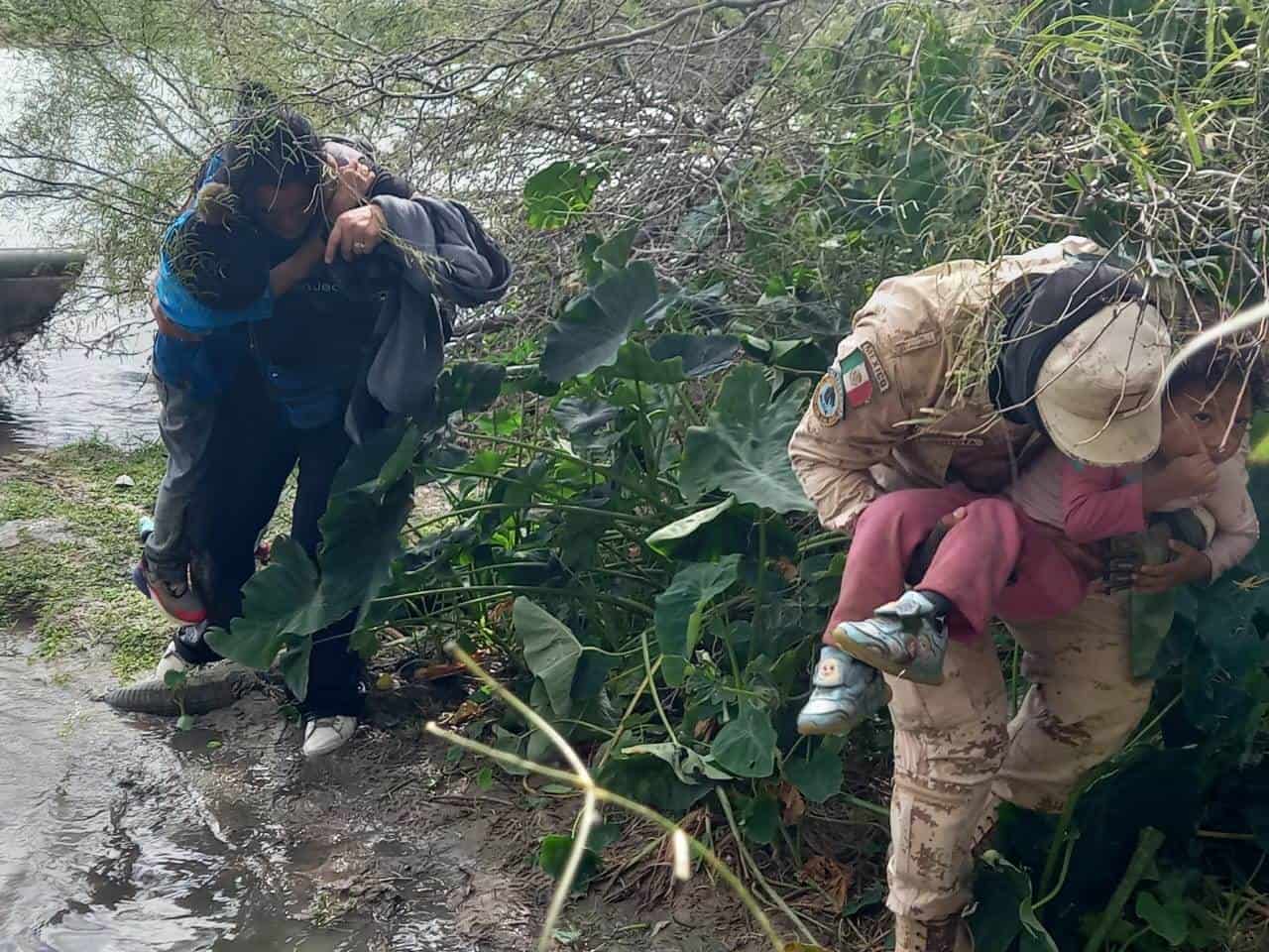 Rescatan a migrantes atrapados en islote en el río Bravo