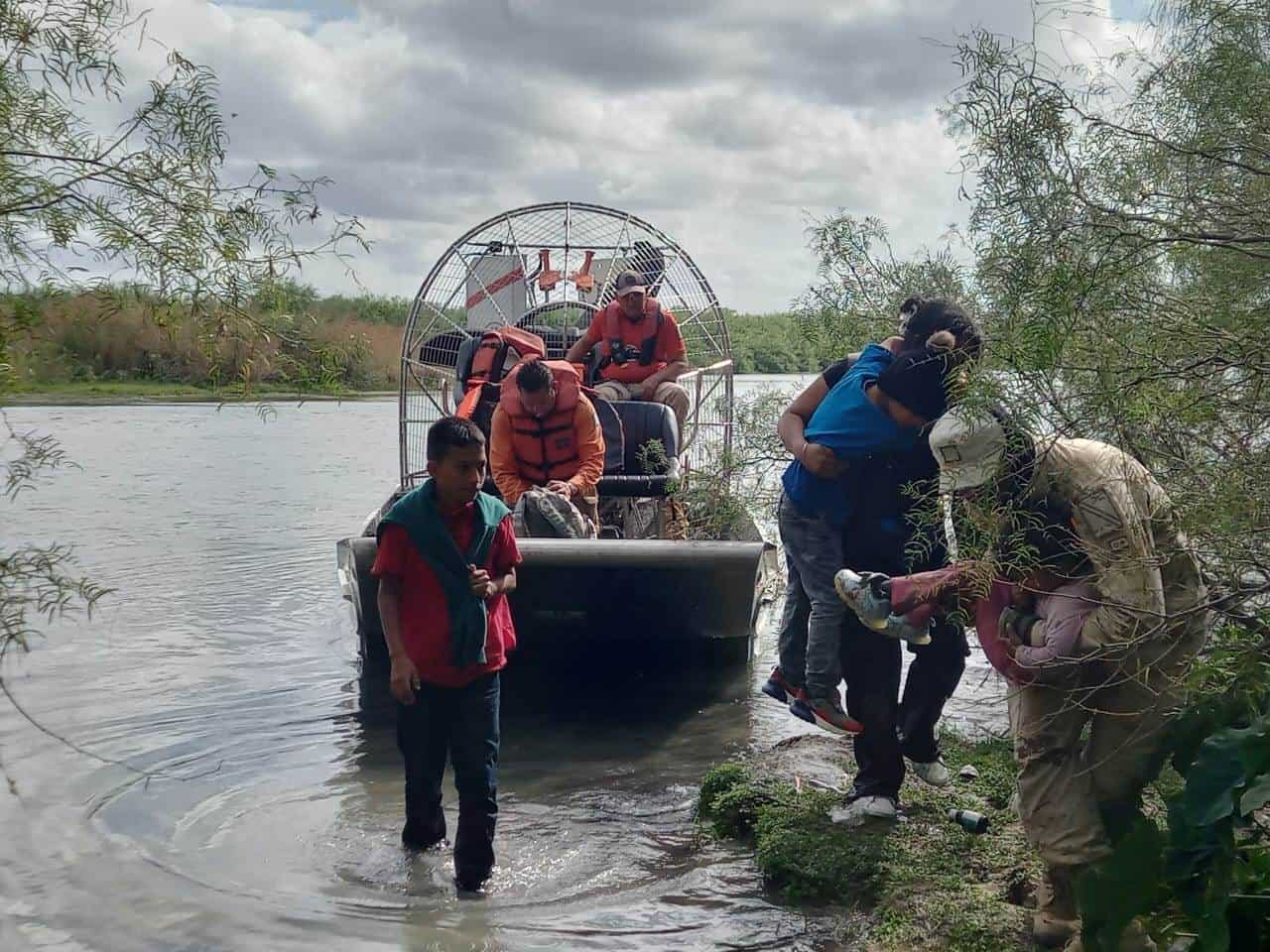 Rescatan a migrantes atrapados en islote en el río Bravo