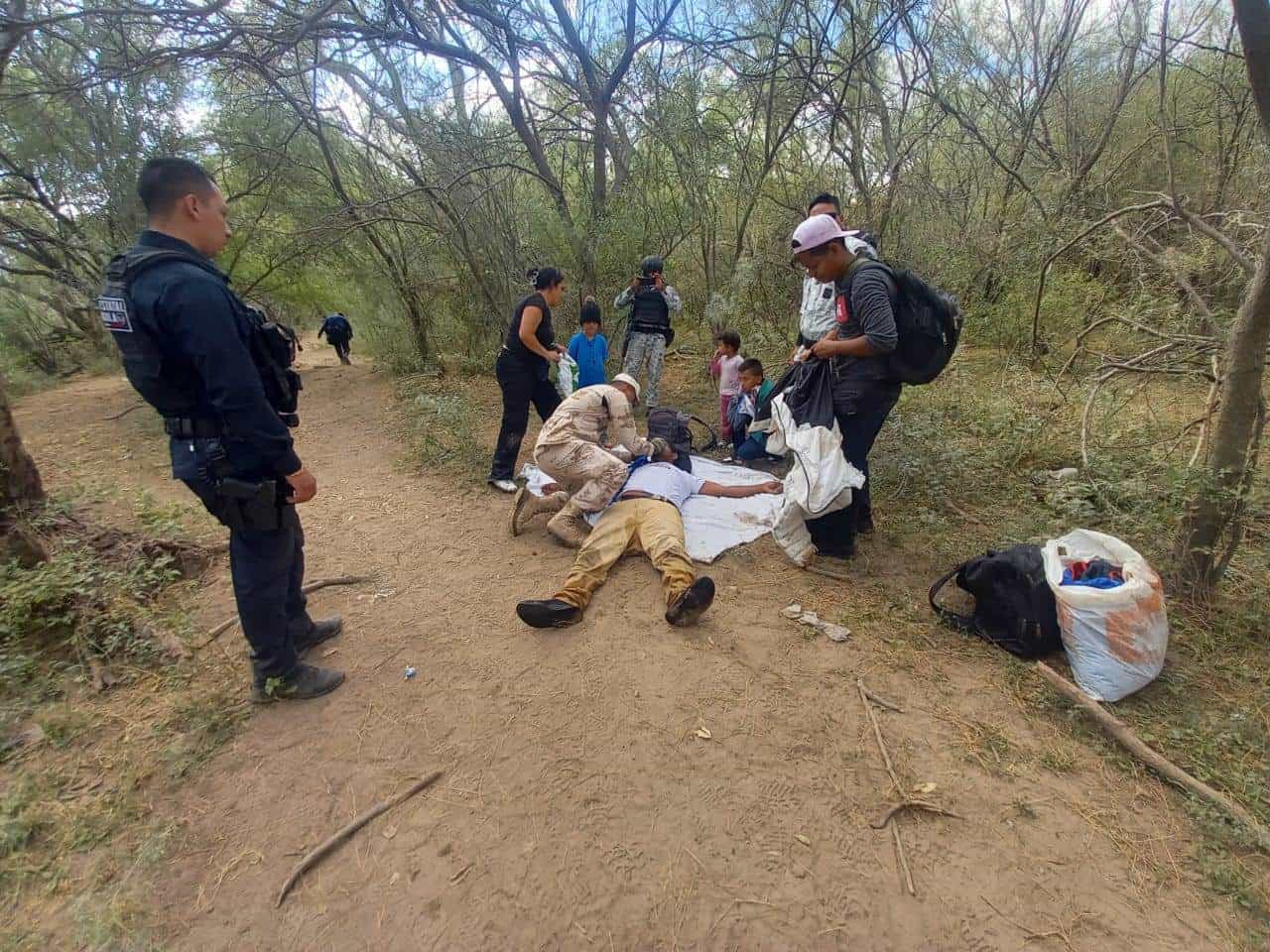 Rescatan a migrantes atrapados en islote en el río Bravo