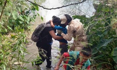 Rescatan a migrantes atrapados en islote en el río Bravo