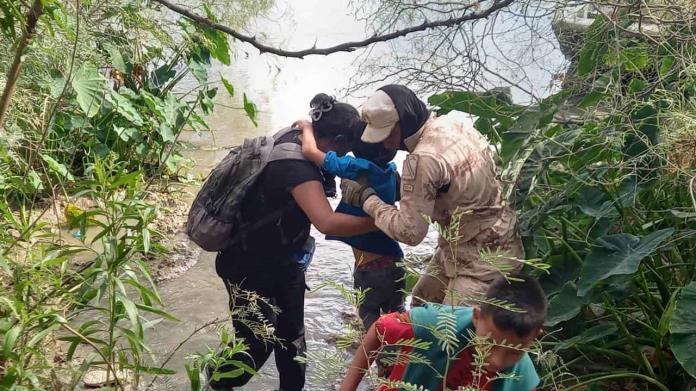 Rescatan a migrantes atrapados en islote en el río Bravo Rescatan a migrantes atrapados en islote en el río Bravo