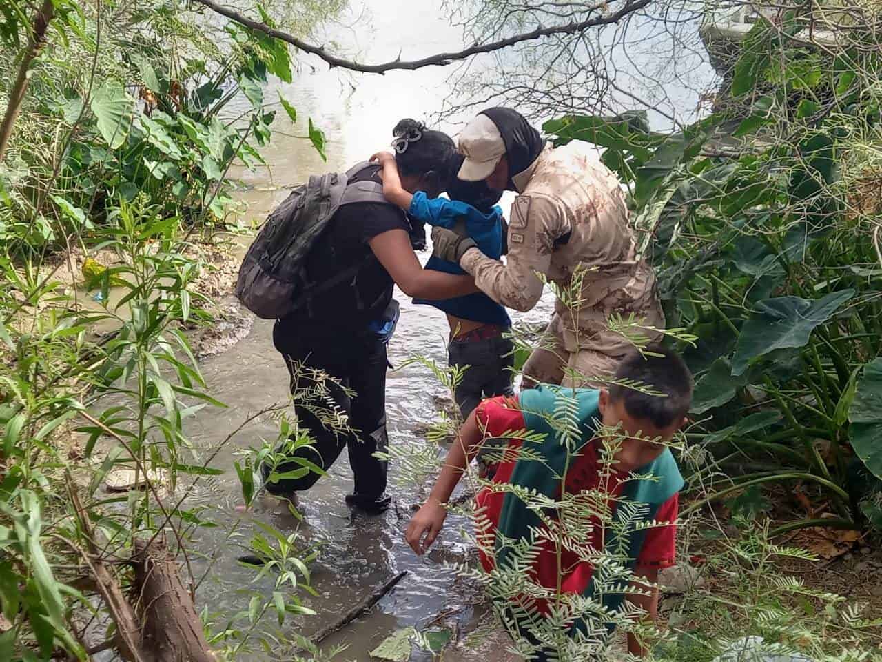 Rescatan a migrantes atrapados en islote en el río Bravo