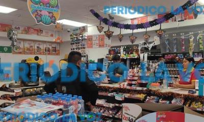 Saquean tienda; entran y salen por la puerta grande