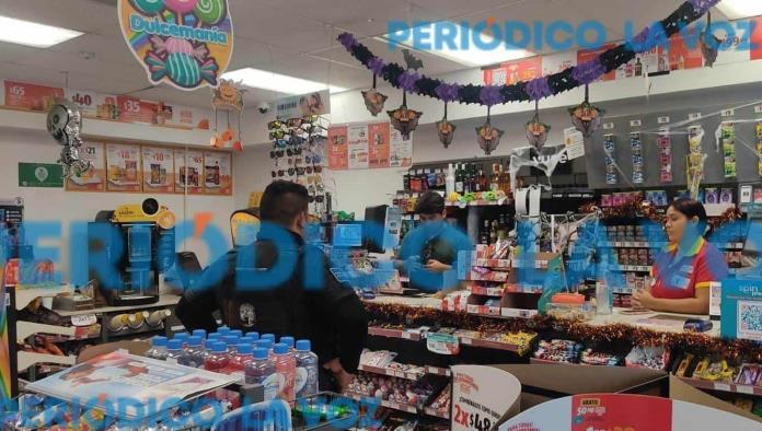 Saquean tienda; entran y salen por la puerta grande