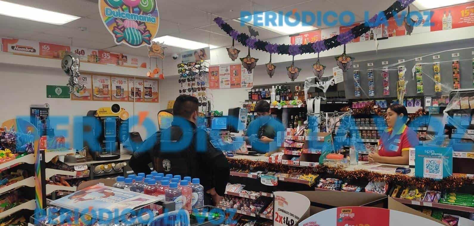 Saquean tienda; entran y salen por la puerta grande