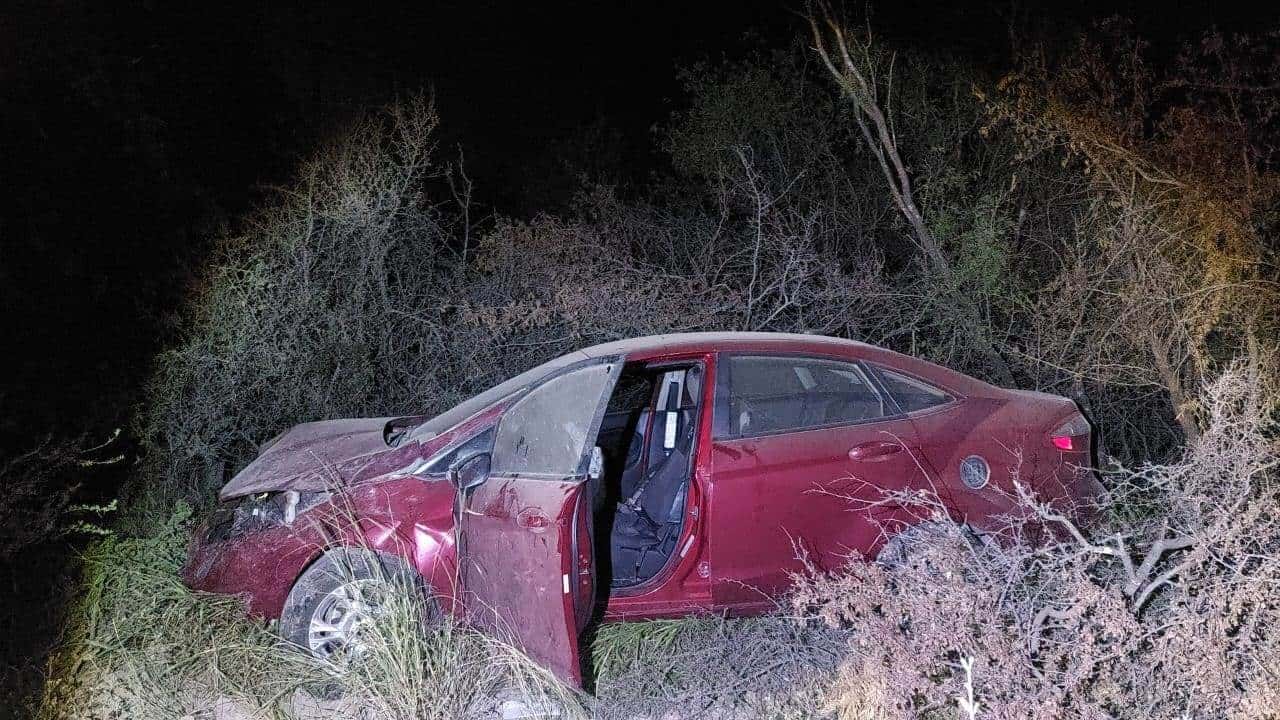 Aparatosa volcadura en la carretera Allende-Villa Unión deja a joven herida