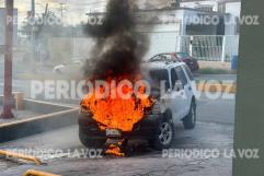 Se le quema troca a mecánico en estacionamiento de tienda