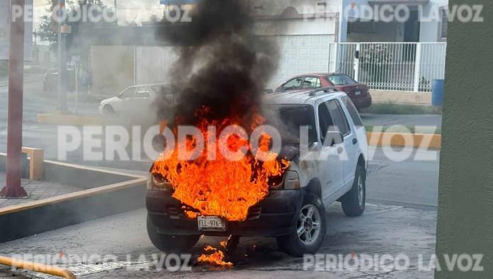 Se le quema troca a mecánico en estacionamiento de tienda