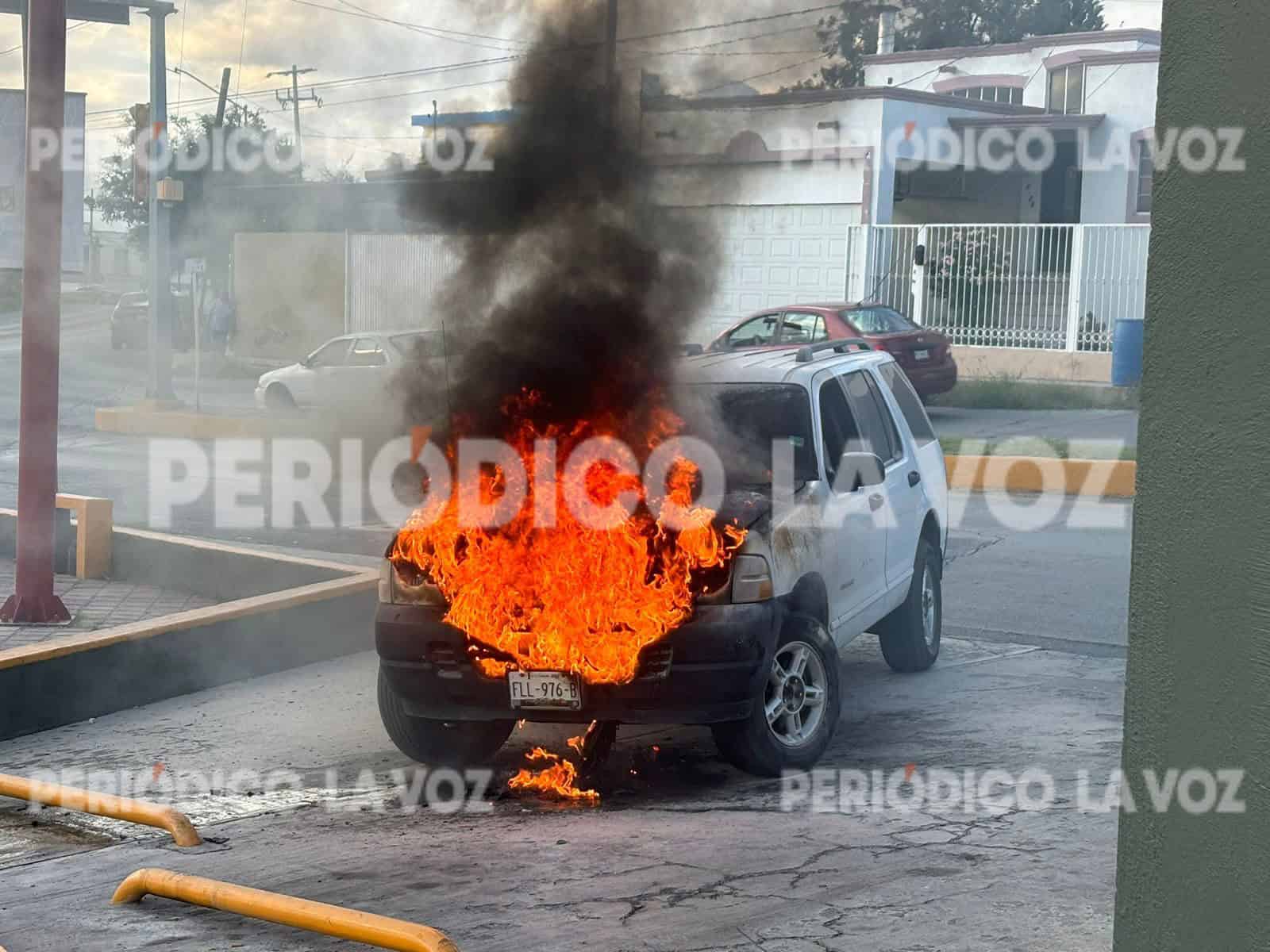 Se le quema troca a mecánico en estacionamiento de tienda