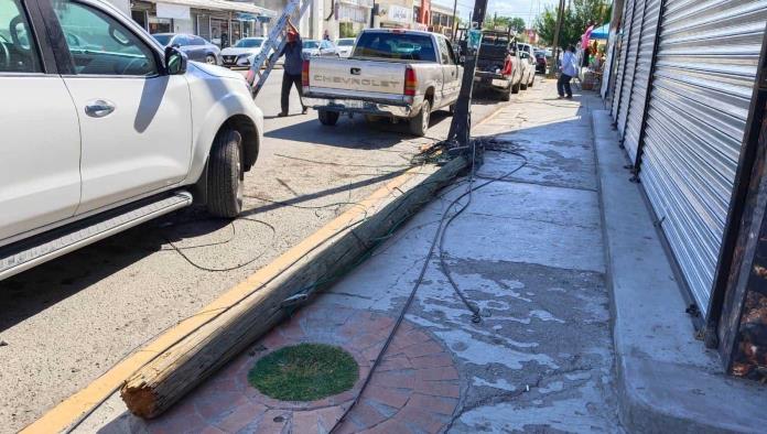 Reparan cable caído por accidente vial