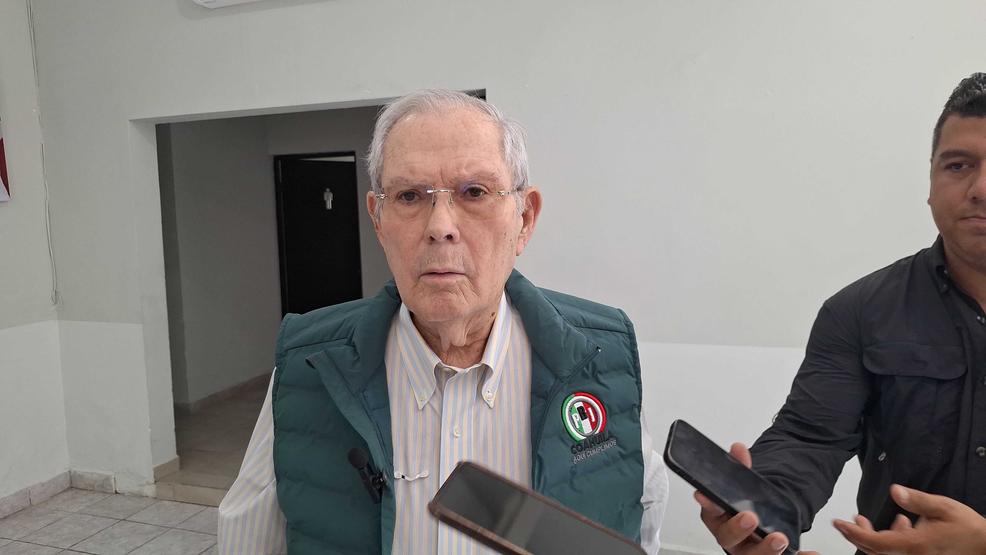 El presidente del PRI estatal, Carlos Robles Loustaunau.