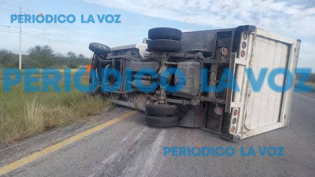 Vuelca camión en la federal 57