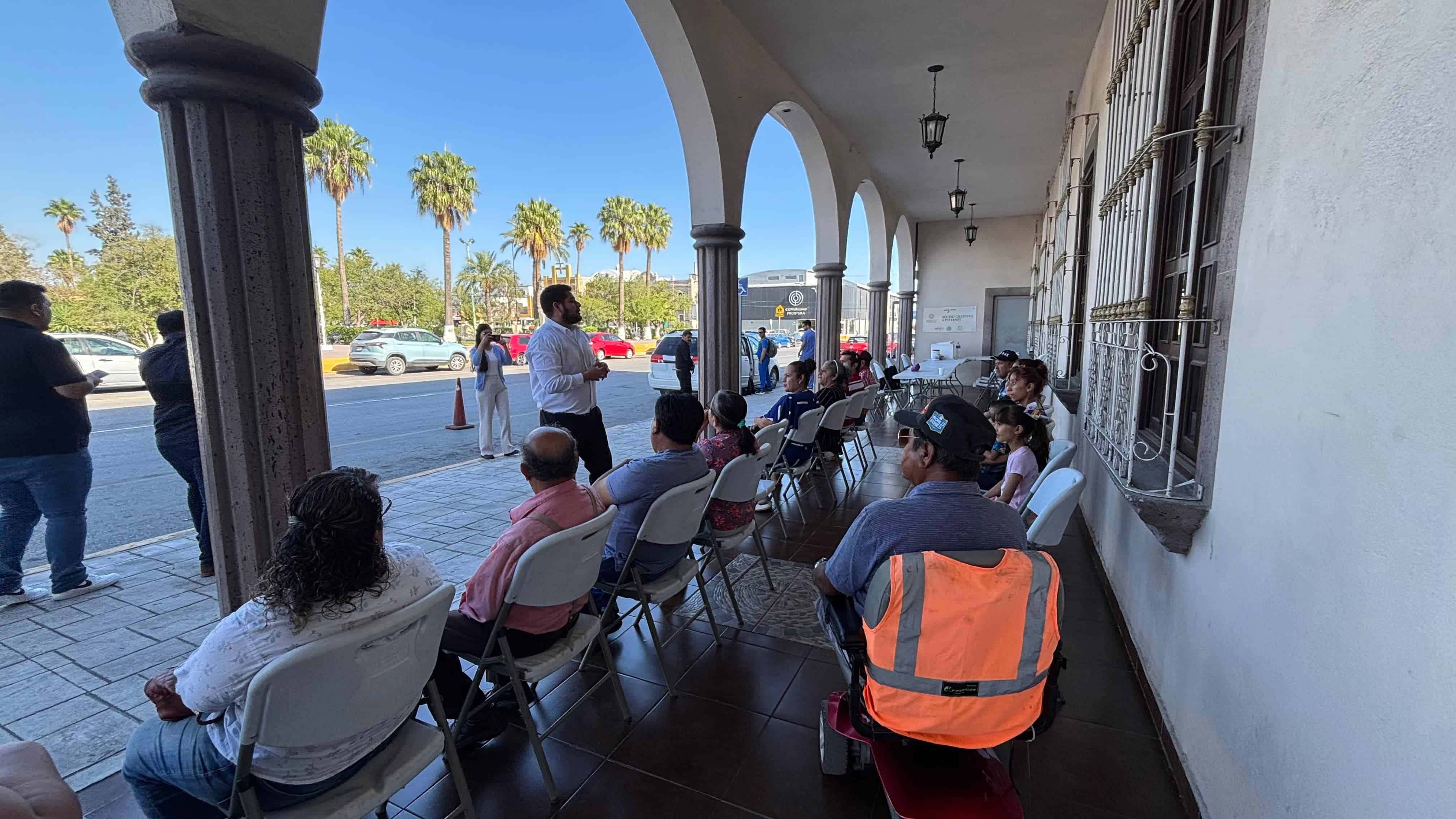 Especialistas del Centro Oftalmológico La Fe Da Visión, realizaron este miércoles una brigada de Salud Visual en la presidencia municipal de Frontera.