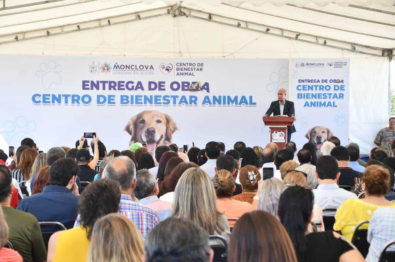 El Dr. Mario Dávila Delgado corta el listón inaugural del nuevo Centro de Bienestar Animal.