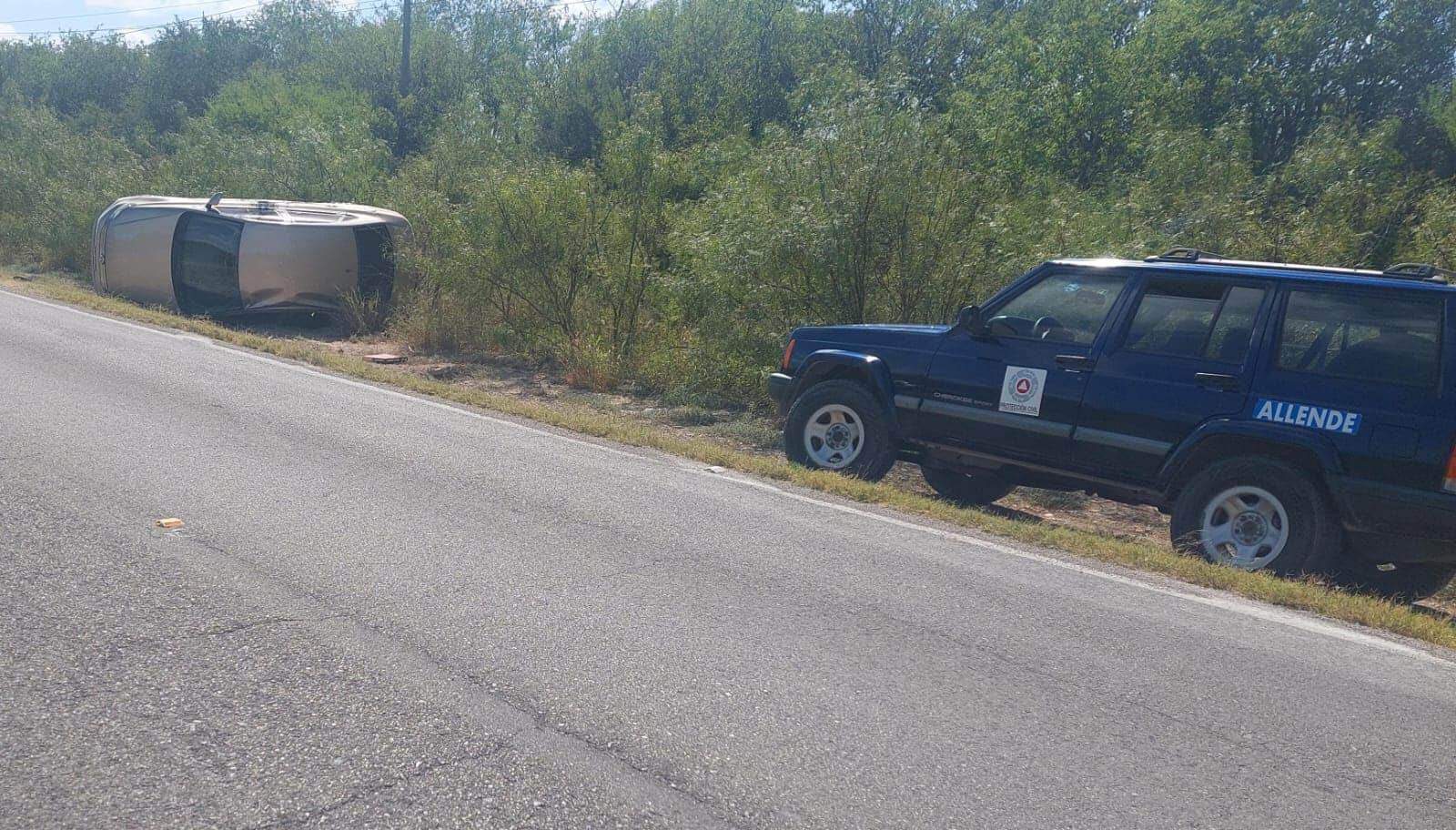 Volcadura Sorprende a Conductor en la Carretera Allende-Villa Unión