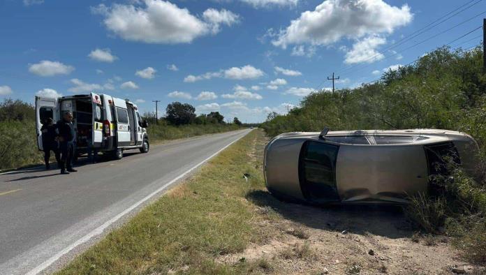 Volcadura Sorprende a Conductor en la Carretera Allende-Villa Unión