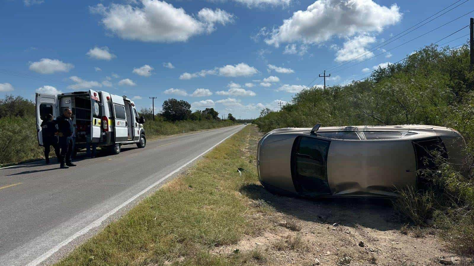 Volcadura Sorprende a Conductor en la Carretera Allende-Villa Unión