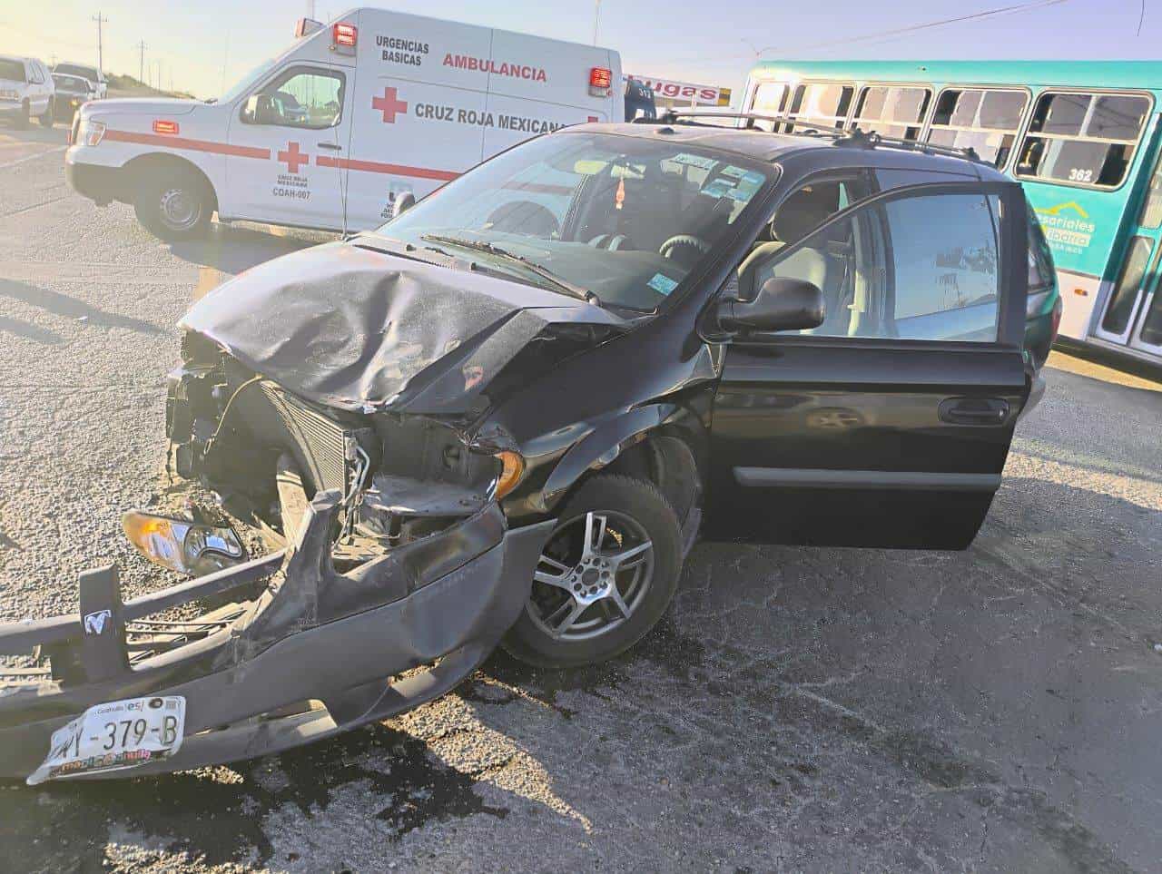 Chocan Dos Camionetas en Carretera Presa de la Amistad