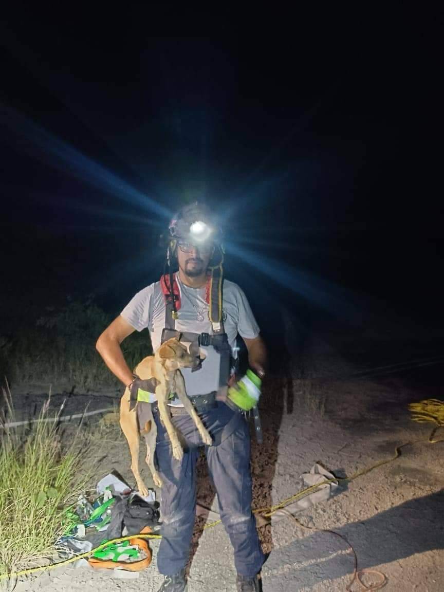 Rescatan a Perro en Pozo de 25 metros en Sabinas