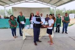 Entregan de uniformes a estudiantes de ejidos