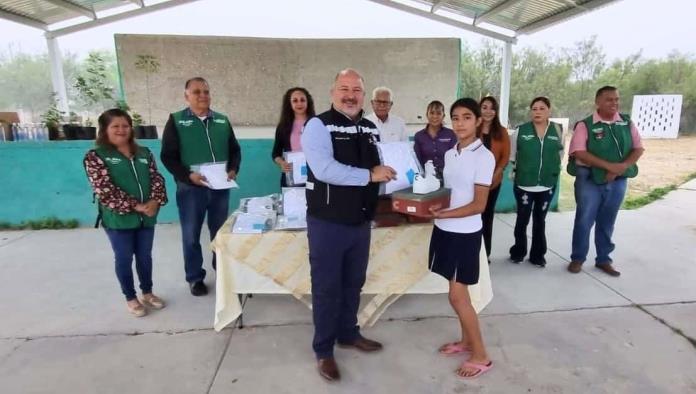 Entregan de uniformes a estudiantes de ejidos