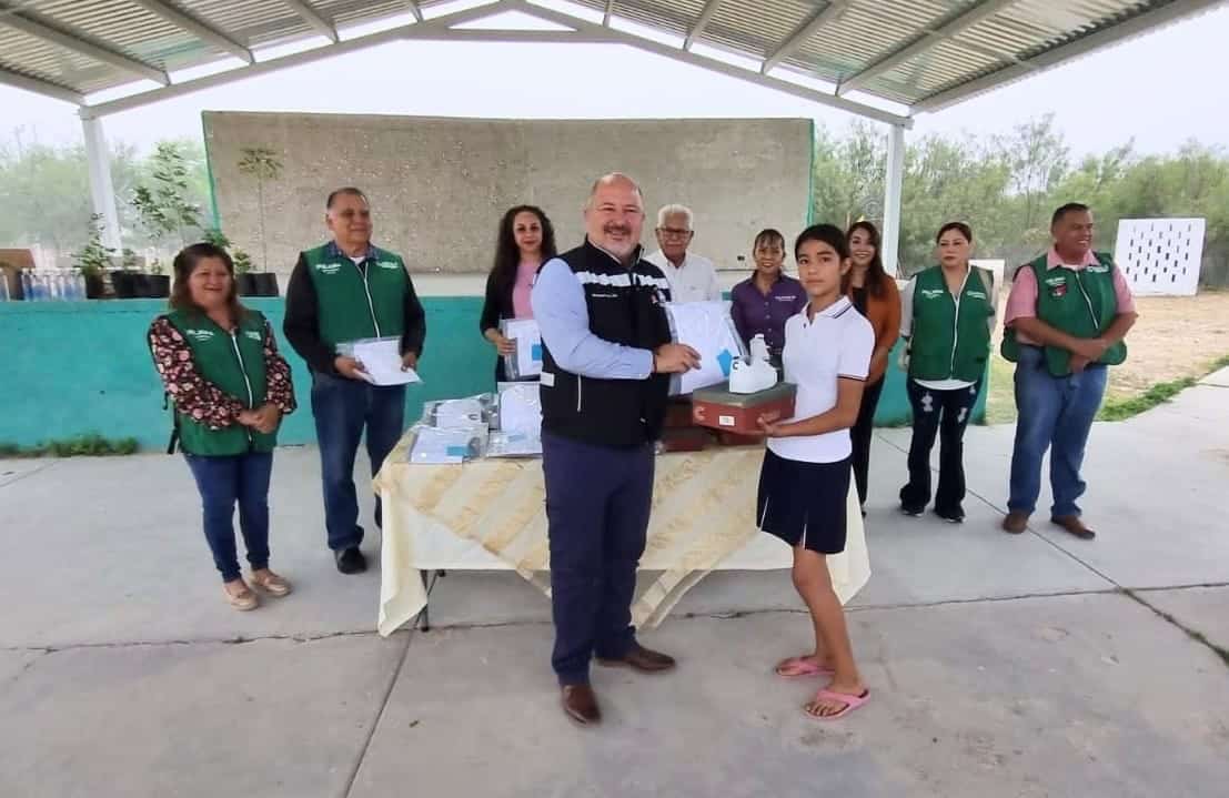 David Mussi Garza entrega uniforme y calzado a estudiante.