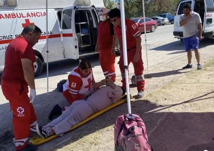 Caen de motocicleta padre e hija y resultan lesionados
