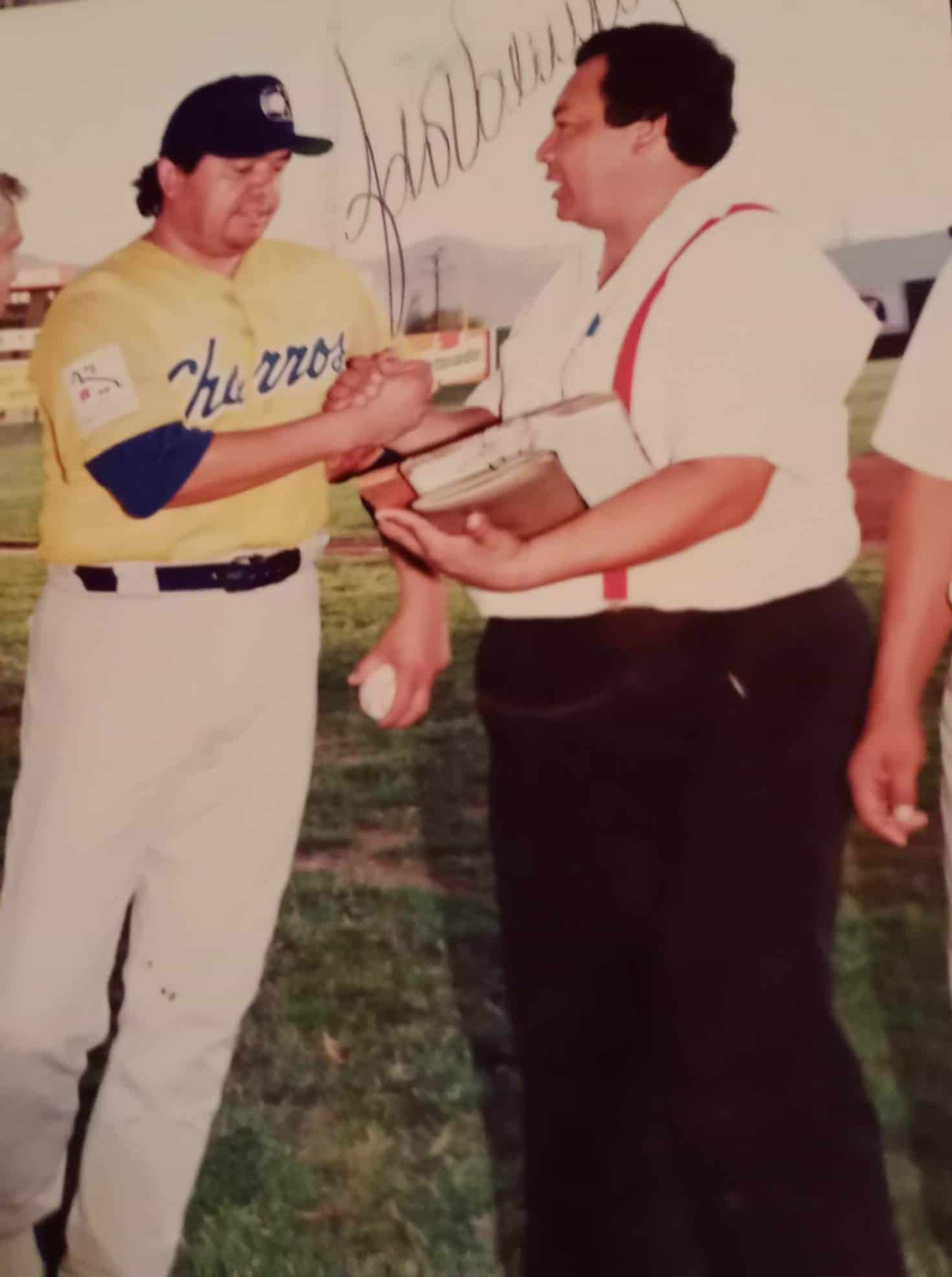 “El Profe” Zapata entregó reconocimiento a Fernando Valenzuela a nombre del Círculo de Cronistas Deportivos, en el diamante del Estadio Monclova.