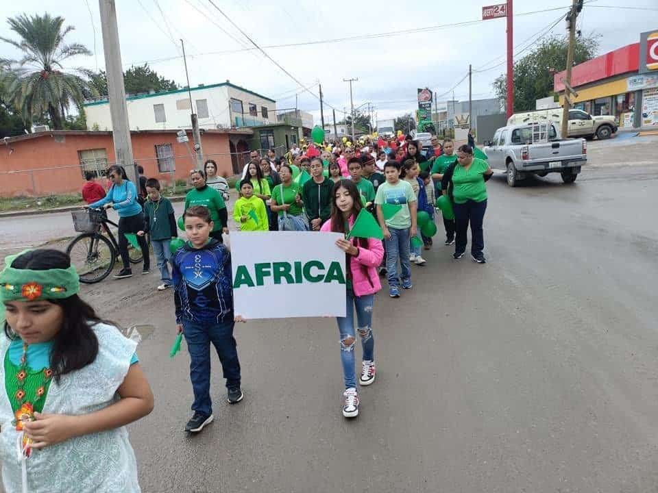El Rosario Misionero partió del Colegio Guadalupe Victoria de Múzquiz hacia la parroquia Nuestra Señora de Guadalupe.