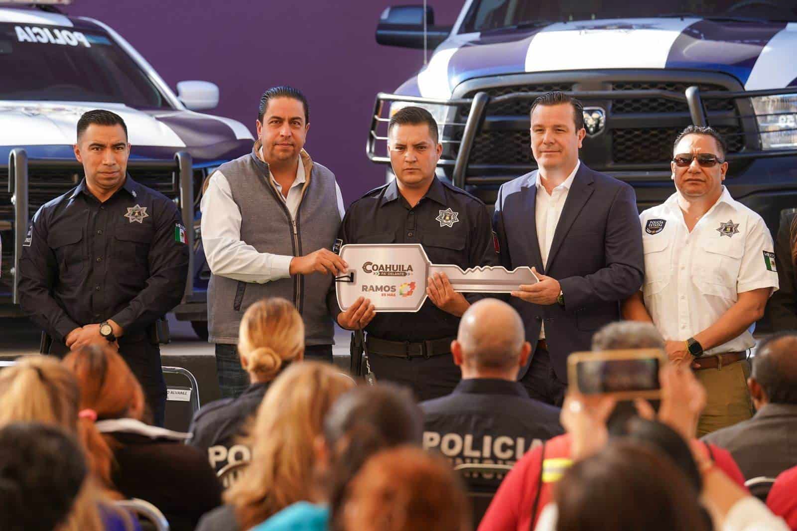 El alcalde Chema Morales Padilla y el Secretario de Seguridad en Coahuila, Federico Fernández Montañez entregaron siete nuevas patrullas.